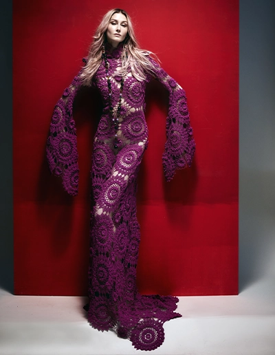 Mannequin en robe violette sur fond rouge